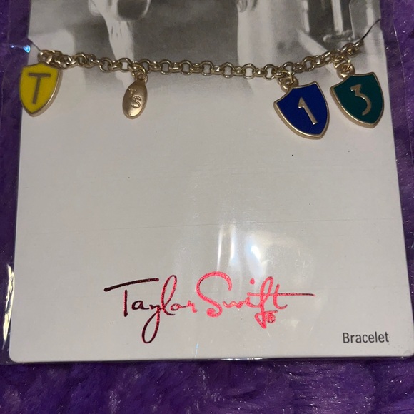 *NEW* Taylor Swift RED 13 Charm Bracelet RARE - Picture 4 of 4